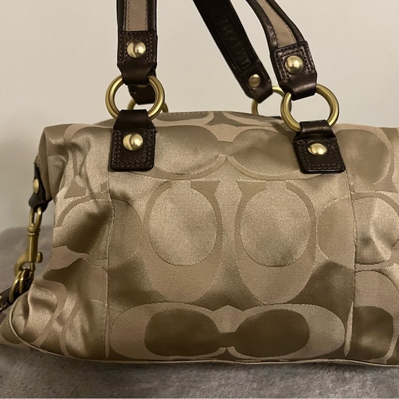 Authentic Coach Poppy purse - Picture 2 of 5